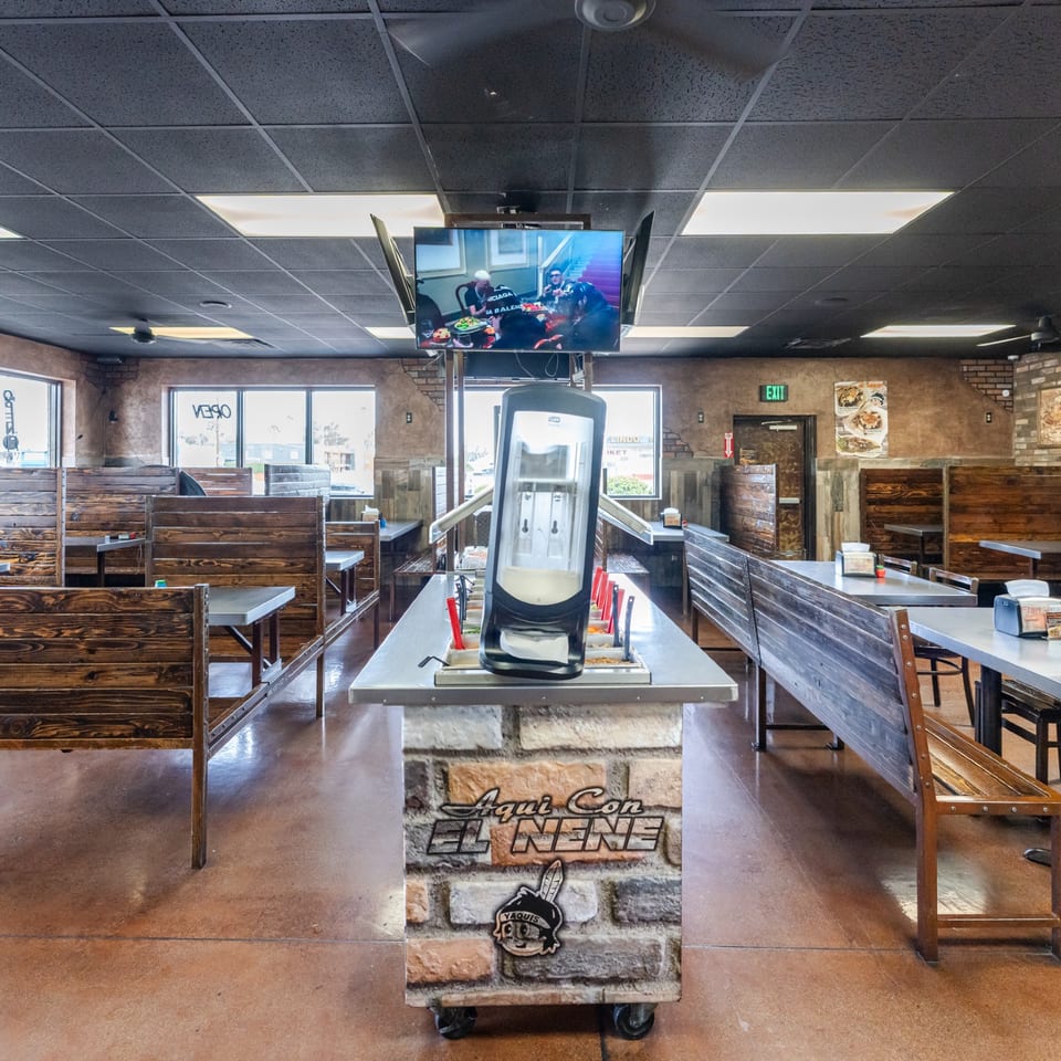 El Nene dining room and central salsa station